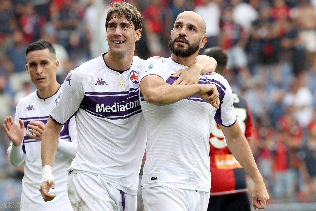 包含佛罗伦萨教练组研究对手，球队积极备战的词条