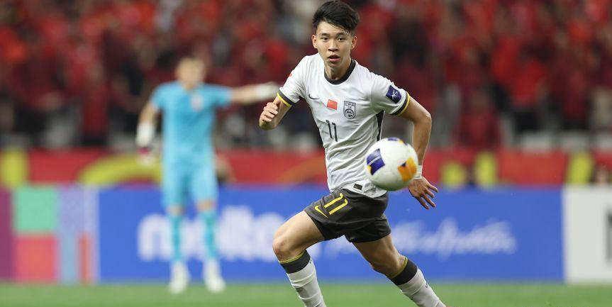 新秀球员表现抢眼，引发球迷热议的简单介绍