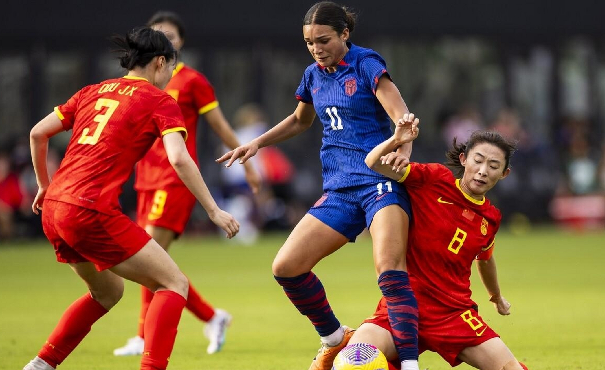 我国女足球员团结协作，成功挑战对手