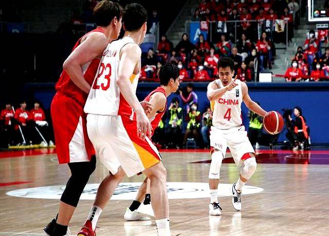 包含双枪对决领衔篮球赛事，攻防对决引人关注的词条