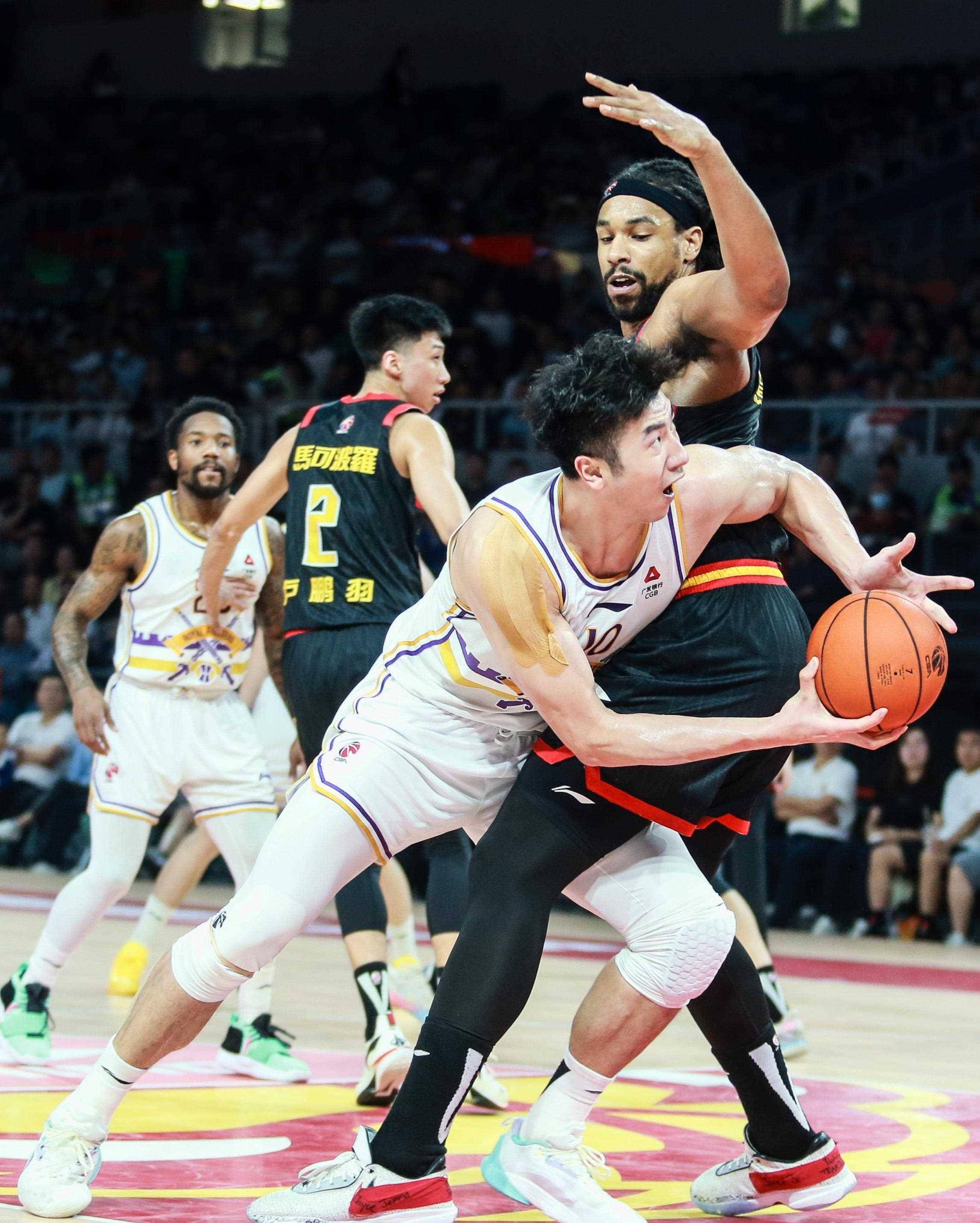 一场篮球比赛引发球迷狂热，掀起热潮