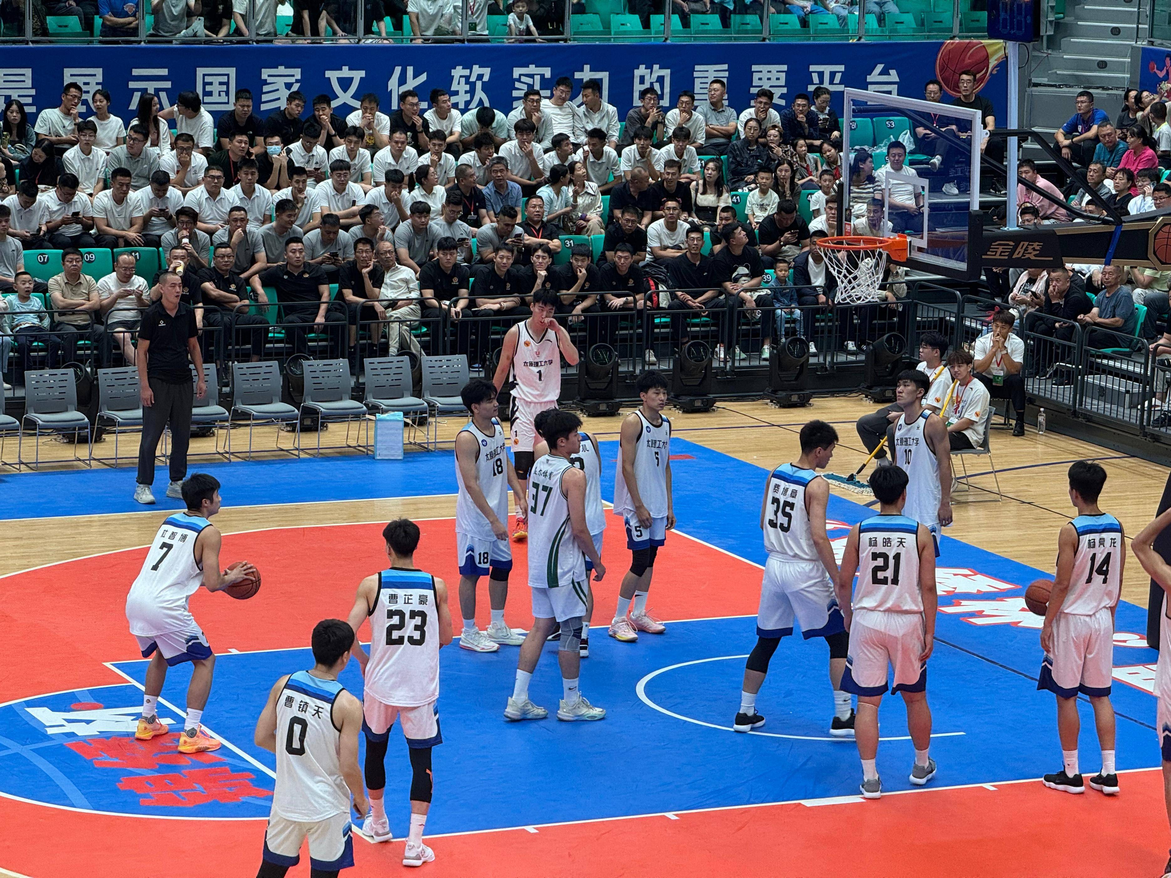 篮球比赛的红火程度让人们目不转睛的简单介绍 篮球比赛的红火程度让人们目不转睛的简单介绍