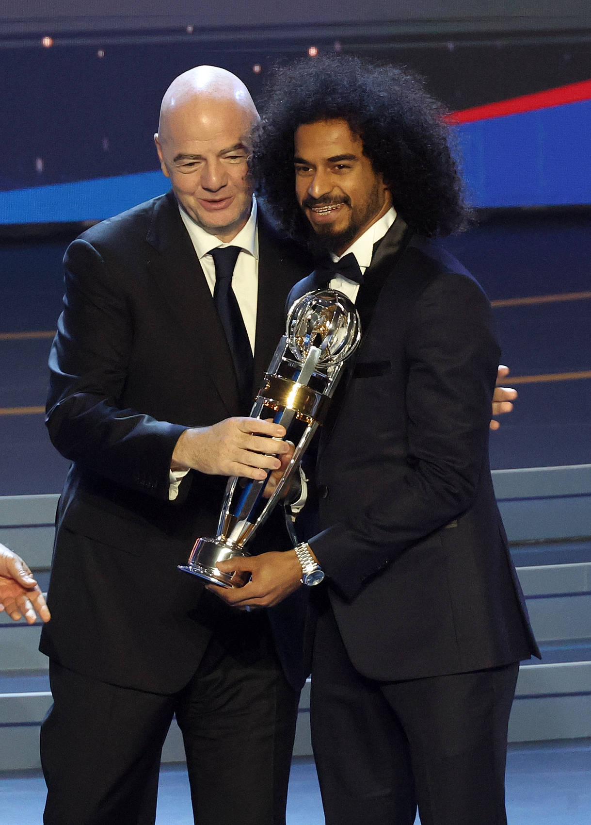 关于亚洲杯足球比赛纷呈风采,中国代表斩获殊荣的信息 关于亚洲杯足球比赛纷呈风采,中国代表斩获殊荣的信息