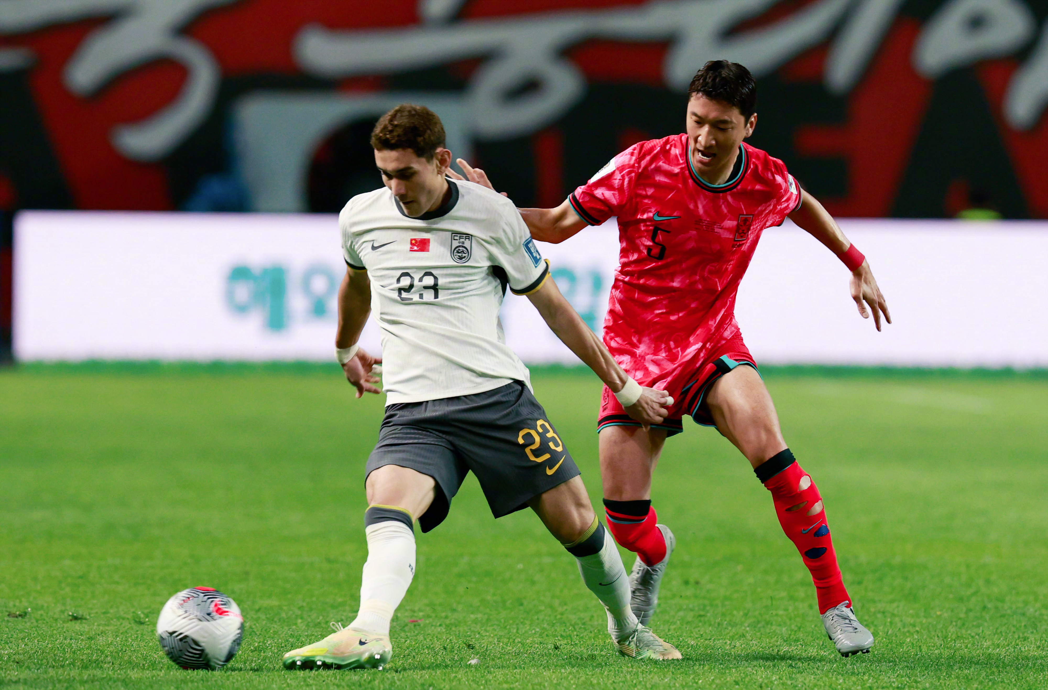 国际赛事中，一支强队获得耀眼胜利