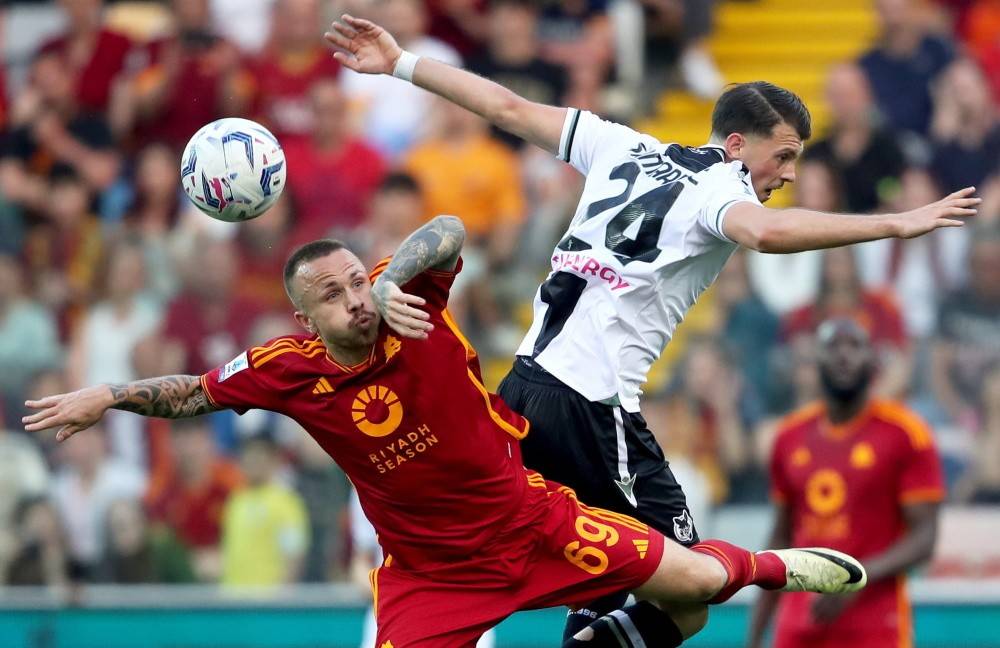 足球赛场紧张瞬间，球队表现持续火热的简单介绍