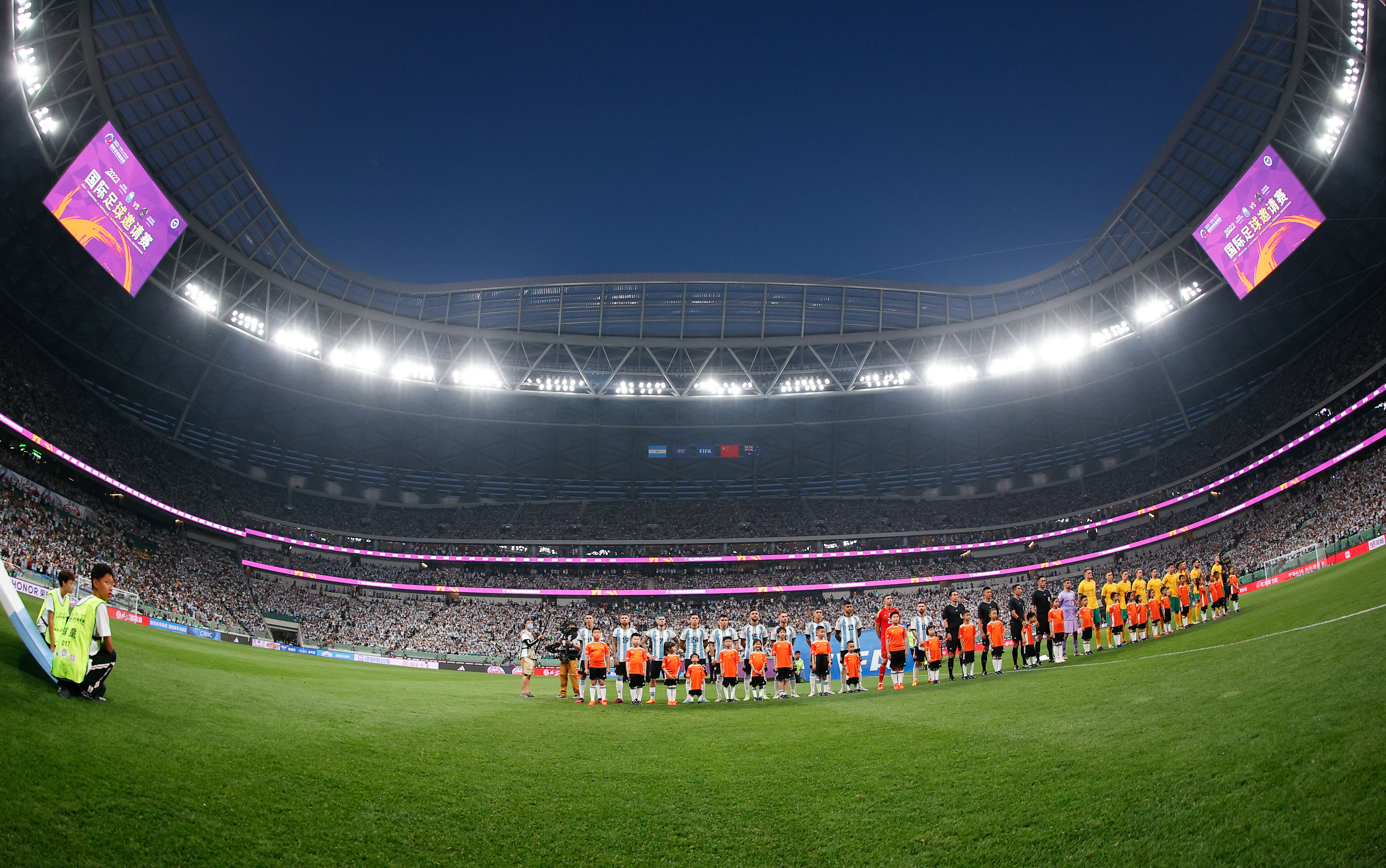 开云体育登录-国际足球盛事如约而至，球迷迎来盛宴