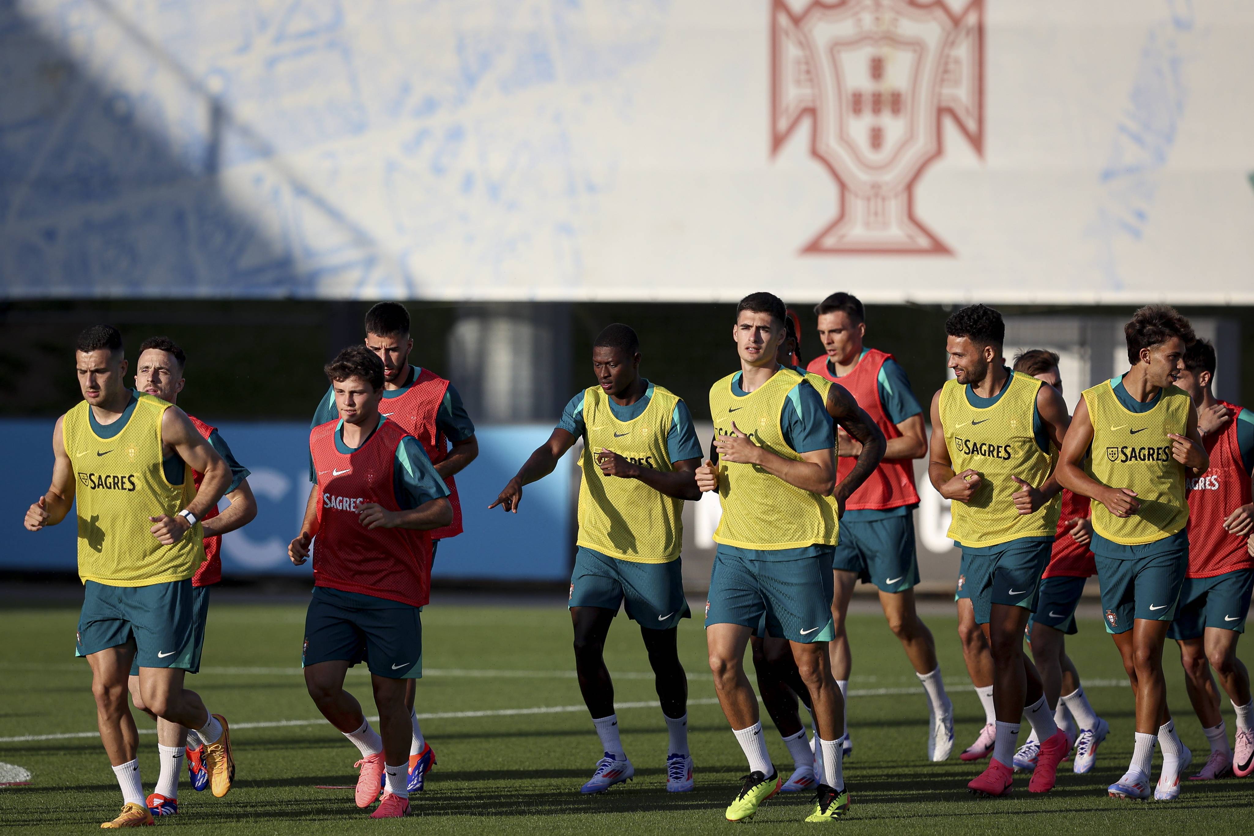 葡萄牙国家队击败对手,锁定晋级欧洲杯席位 葡萄牙国家队击败对手,锁定晋级欧洲杯席位