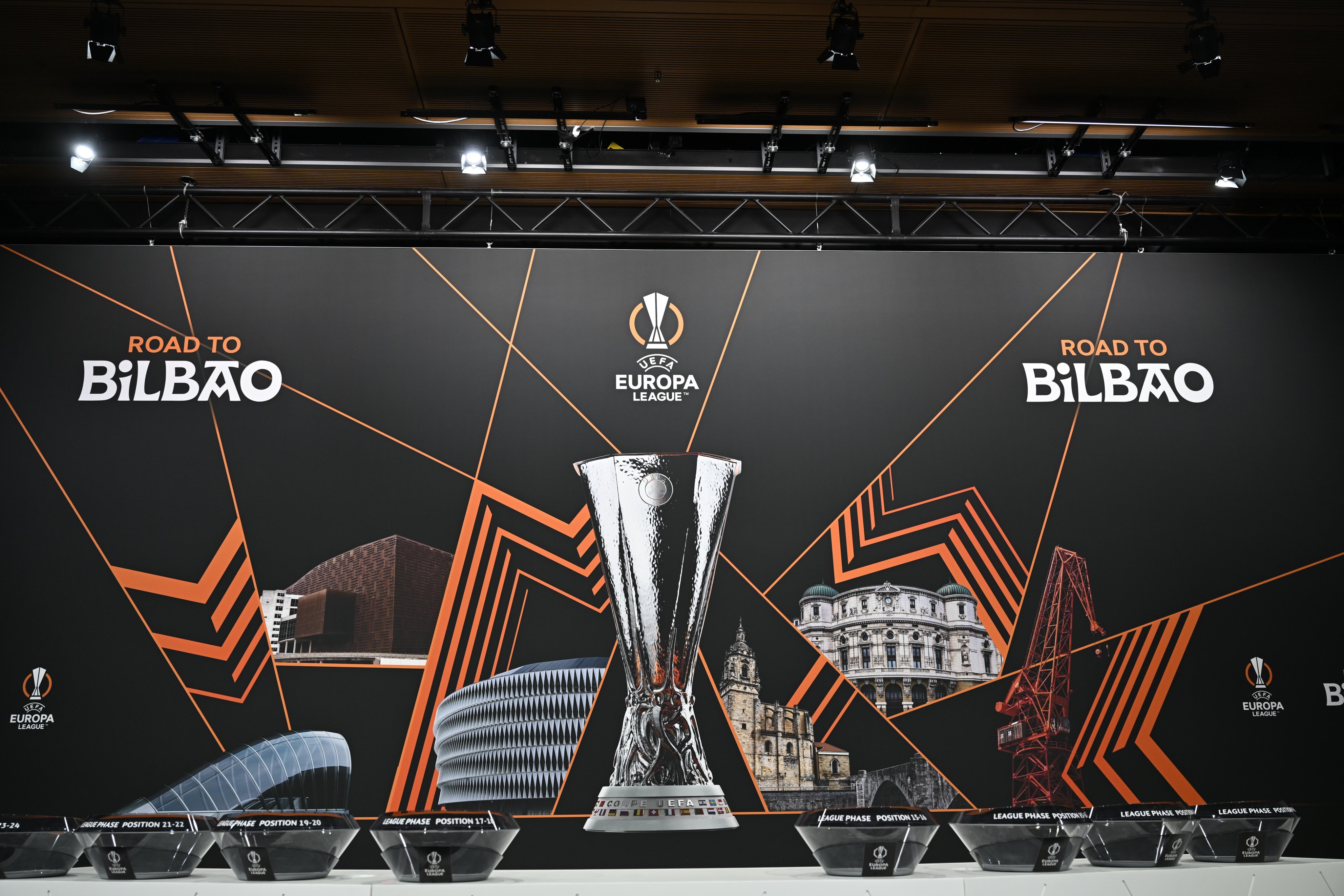 灯红酒绿的欧冠派对,赛场内外尽显风采的简单介绍 灯红酒绿的欧冠派对,赛场内外尽显风采的简单介绍