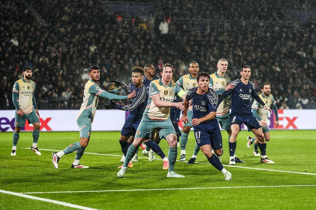 利物浦巴萨互交白卷，球员庆祝晋级的简单介绍