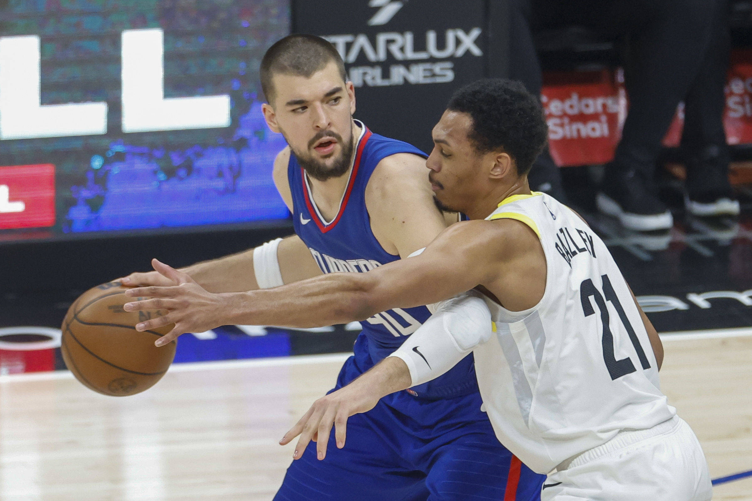 开云体育中国-篮球比拼中球员们发挥出顶尖的球技水平