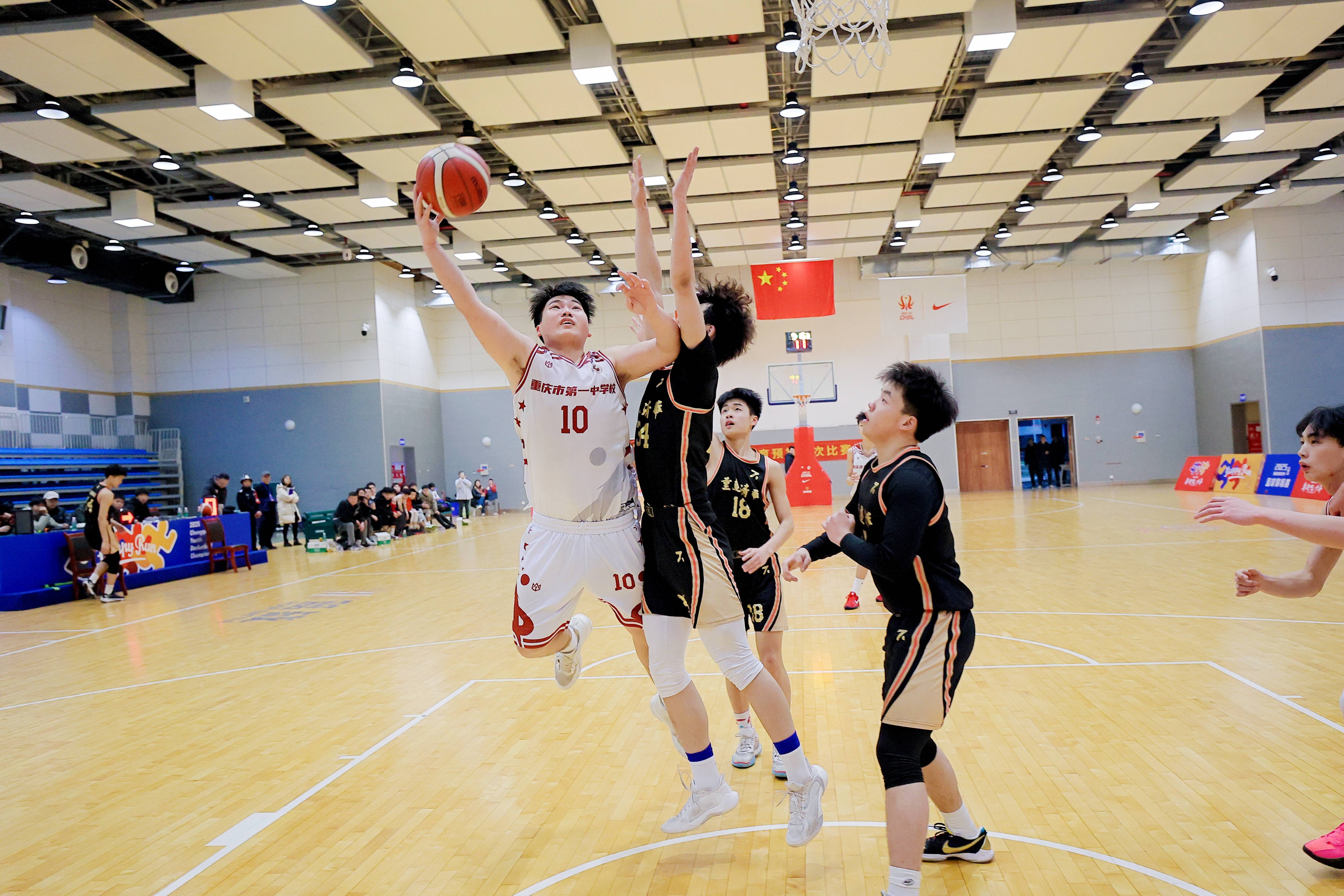 篮球比拼中球员们发挥出顶尖的球技水平 篮球比拼中球员们发挥出顶尖的球技水平