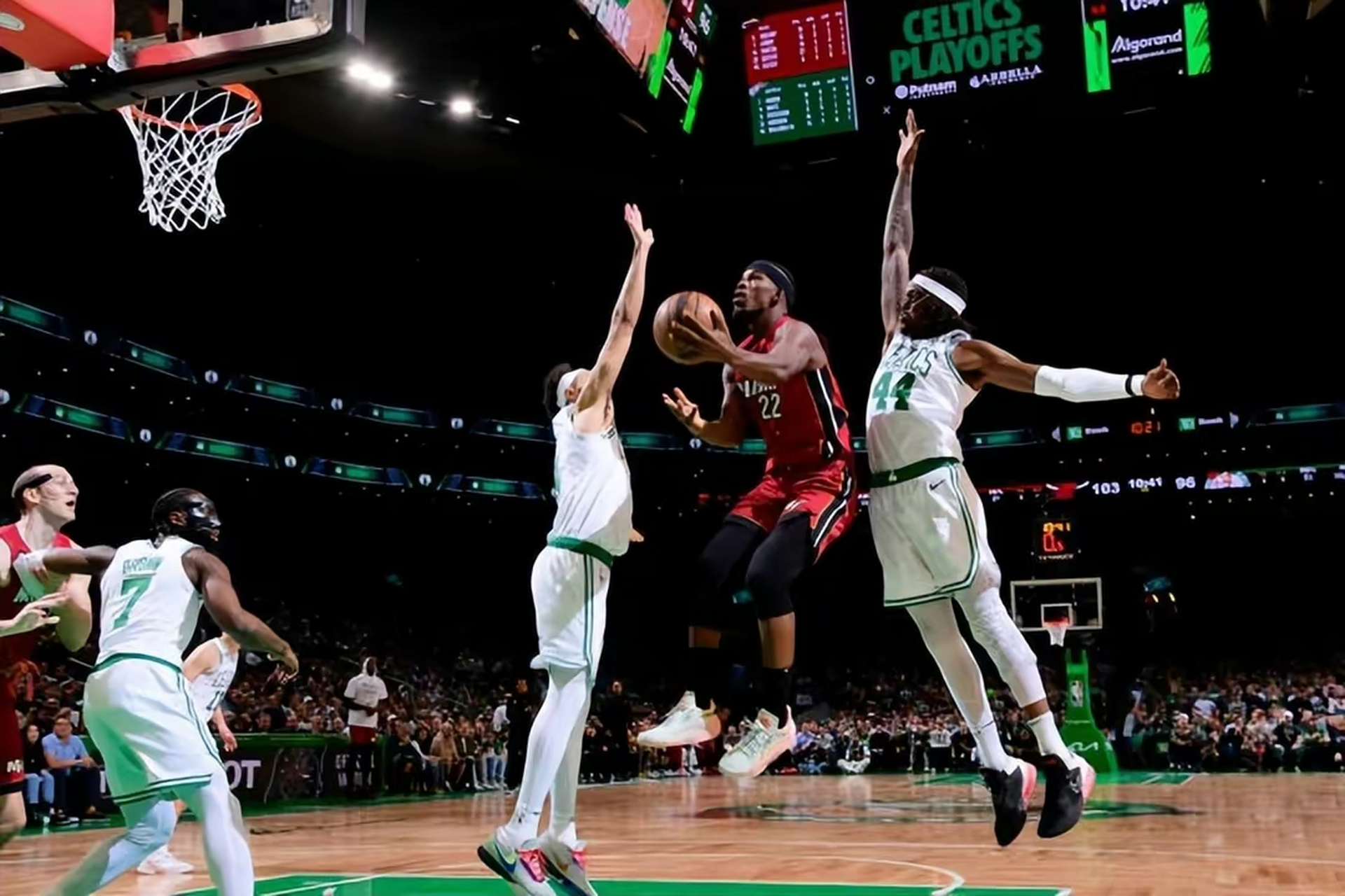 猛龙胜凯尔特人,赢得东部决赛第一场比赛 猛龙胜凯尔特人,赢得东部决赛第一场比赛