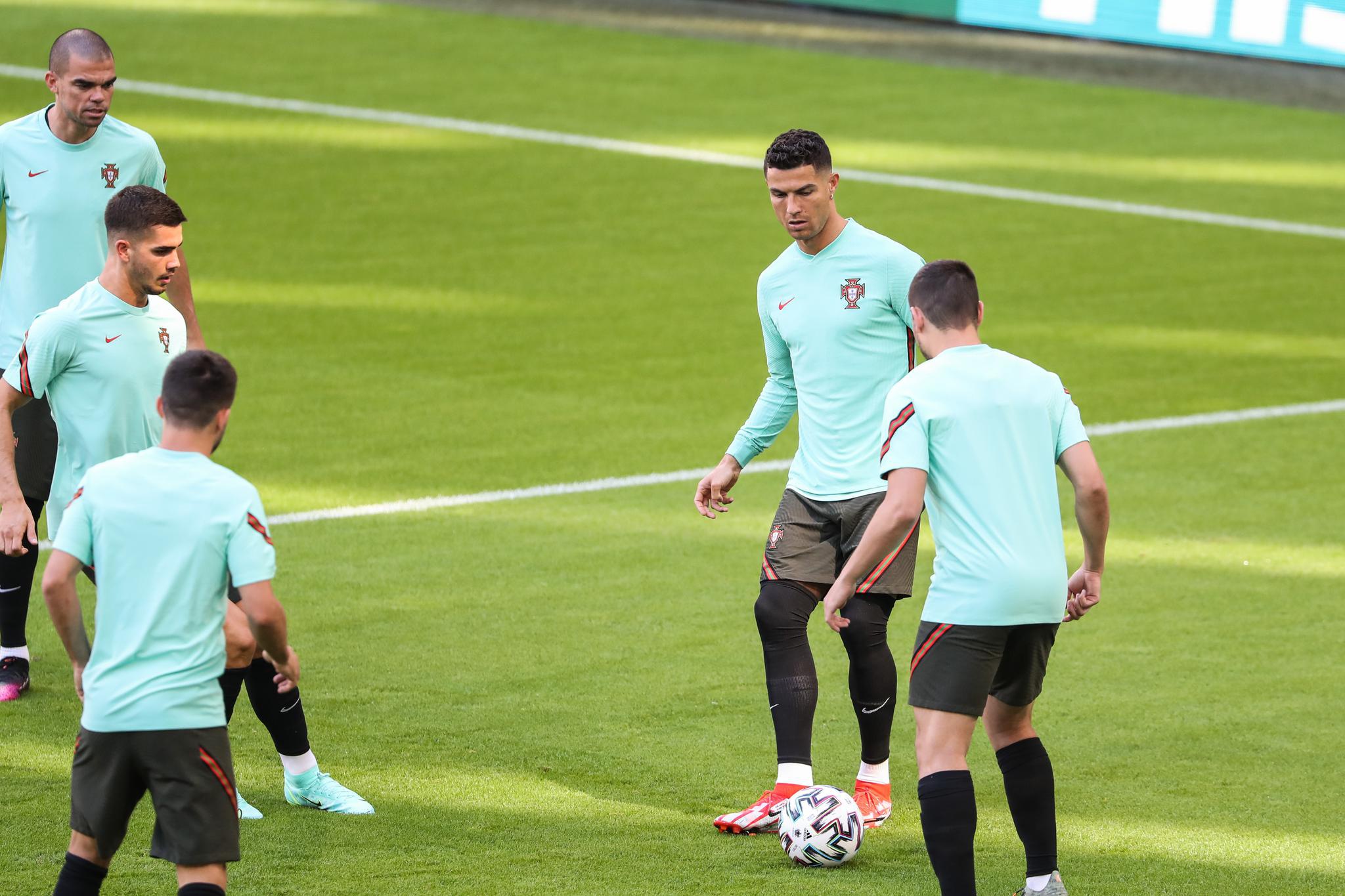 开云官网-葡萄牙队员备战国内足球比赛