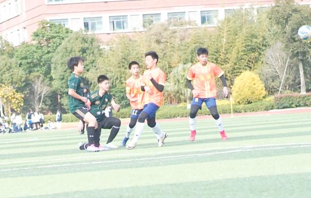 球员们在赛场上展现出团队合作的默契 球员们在赛场上展现出团队合作的默契