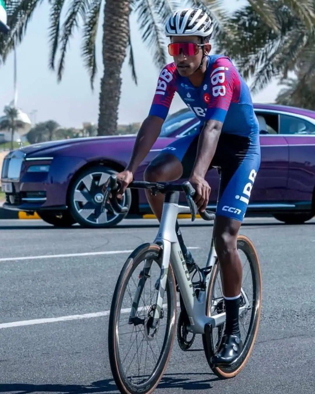 开云体育在线-乌克兰代表团在自行车比赛中领跑