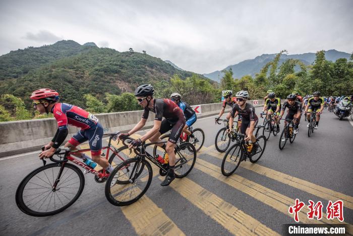 乌克兰代表团在自行车比赛中领跑