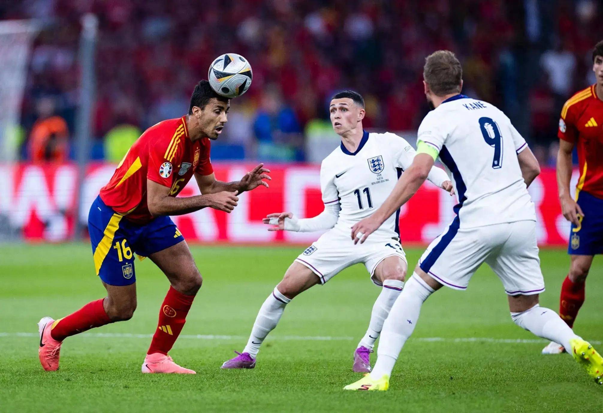 欧洲杯资格赛精彩对决引发球迷热议 欧洲杯资格赛精彩对决引发球迷热议