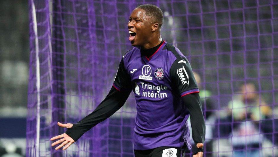 联盟最强球队战胜劲旅，凭借出色团队合作力取得胜利