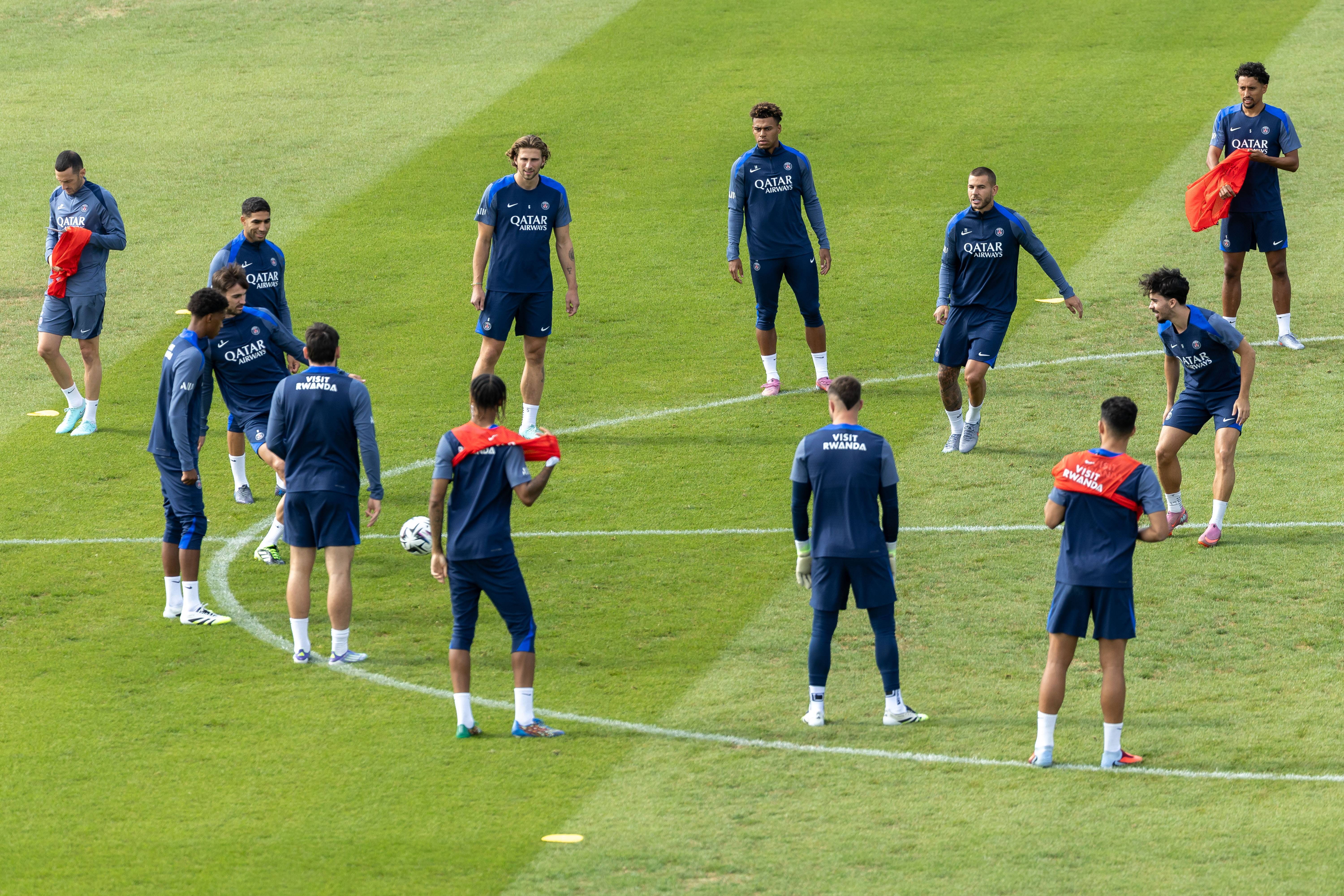 开云体育官方网站-巴黎圣日耳曼主场大胜：支持者欢庆队伍壮举