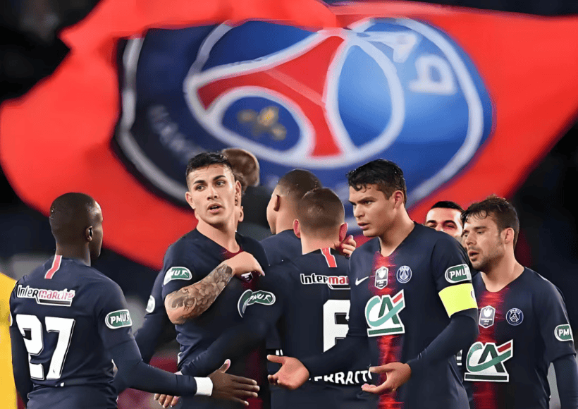 巴黎圣日耳曼主场大胜:支持者欢庆队伍壮举 巴黎圣日耳曼主场大胜:支持者欢庆队伍壮举