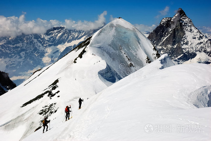 奥地利越野滑雪选手雪中逆袭夺金 奥地利越野滑雪选手雪中逆袭夺金
