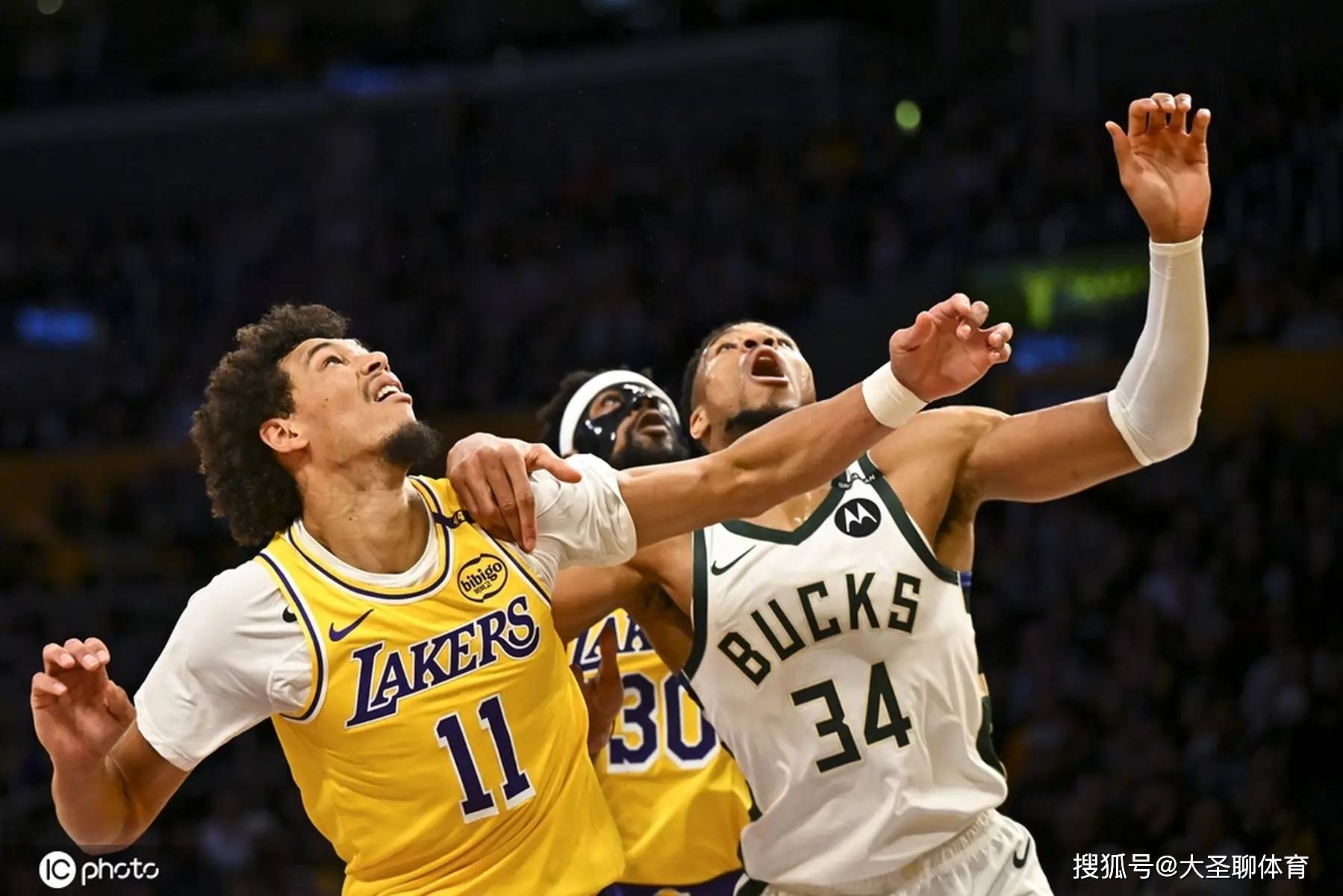 雄鹿大胜湖人取得连胜 雄鹿大胜湖人取得连胜