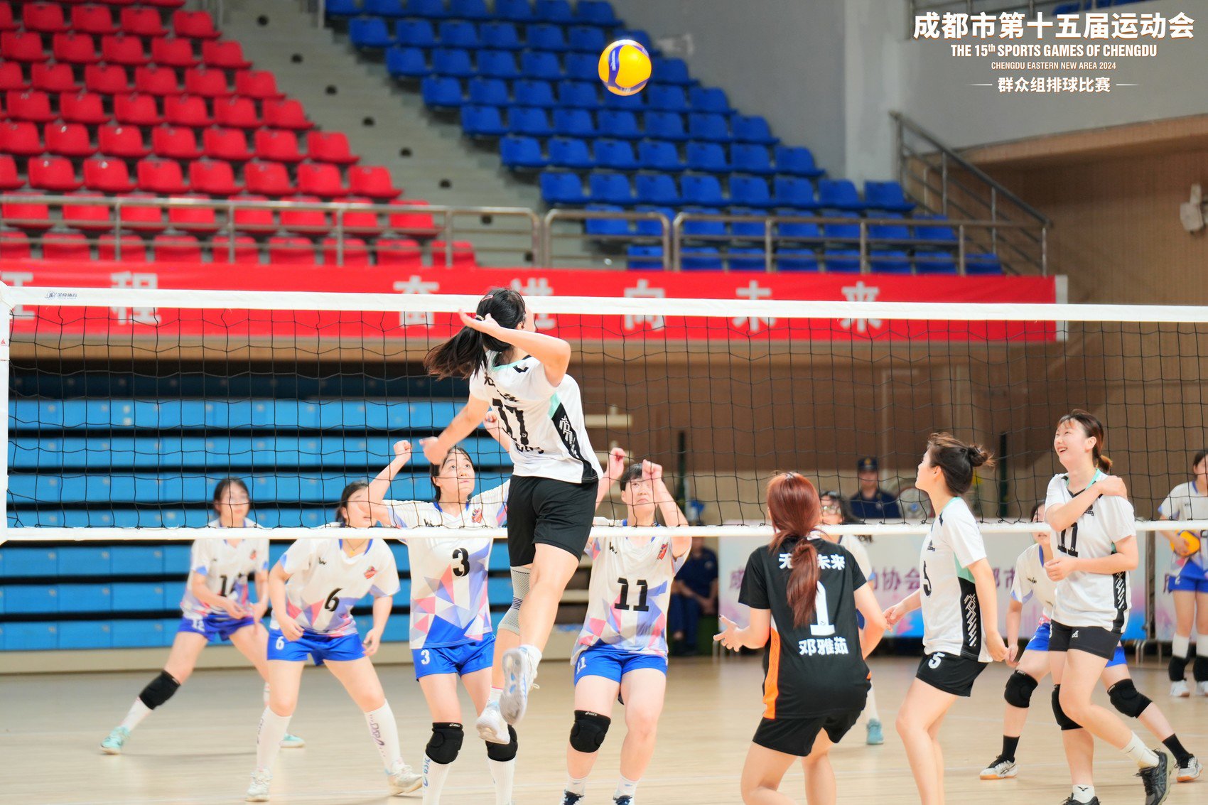 开云体育登录-场面火爆！排球观众席沸腾不已