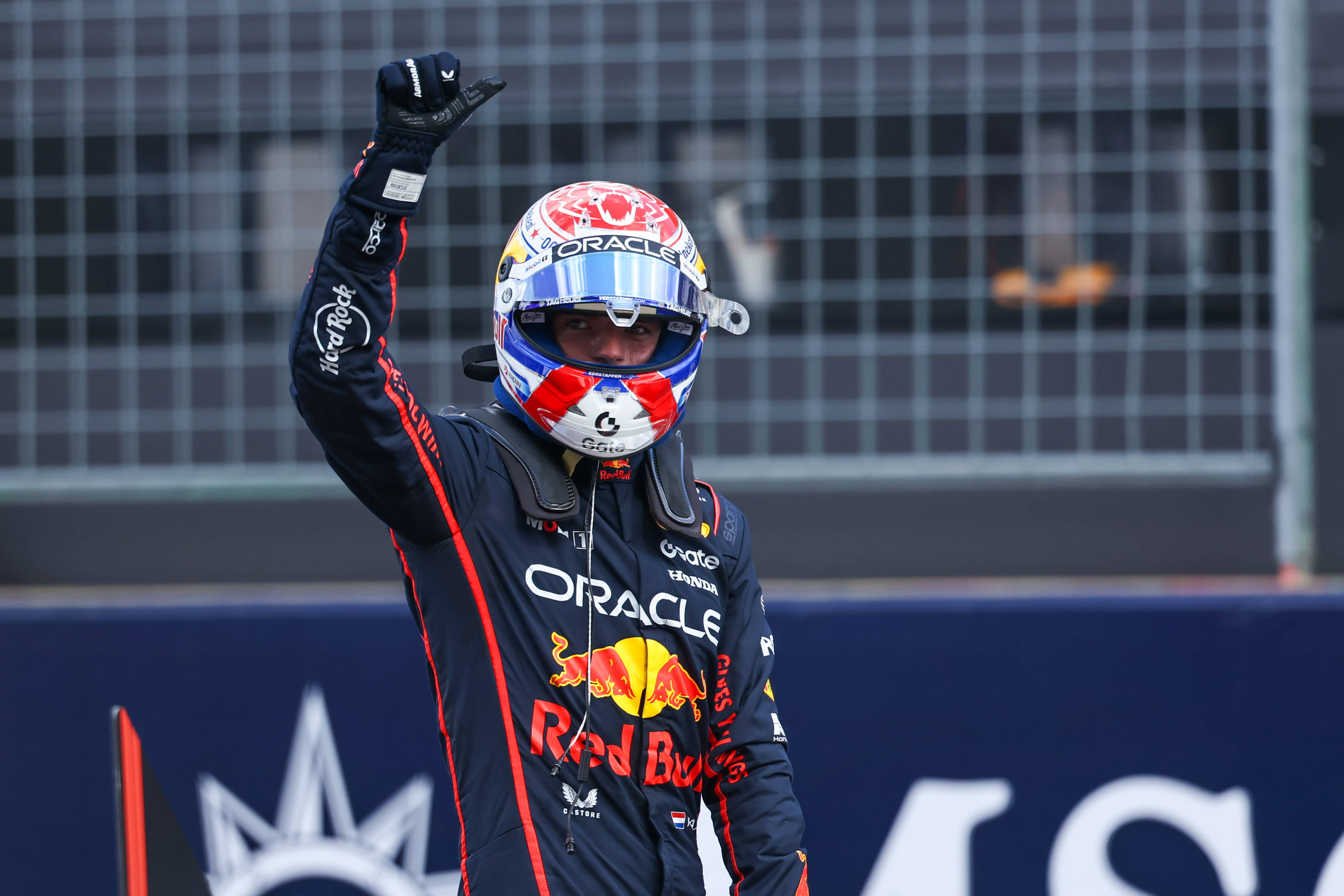 红牛车队险胜法拉利，塞恩斯扛起全队