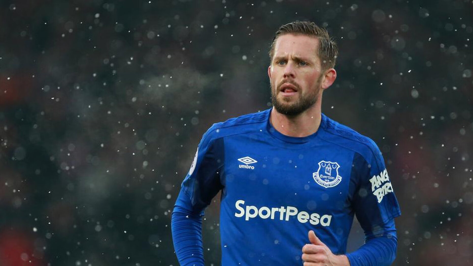 爱德华兹冠军级表现引领76人战胜深圳队，篮球文化交流再掀高潮